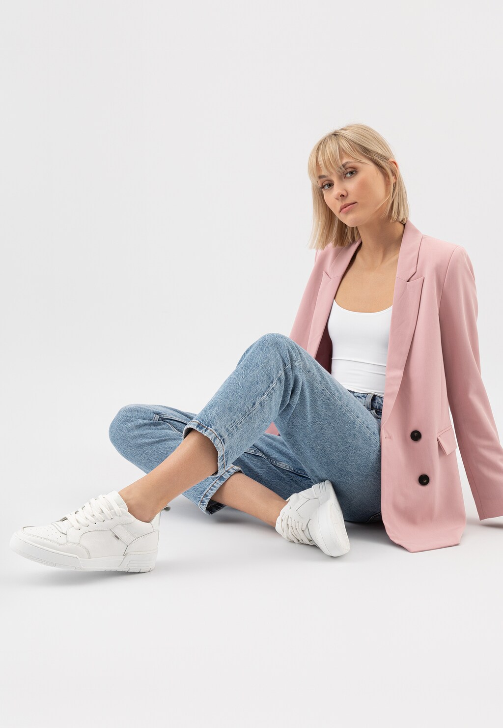 Białe klasyczne trampki damskie ze skóry licowej 46231-59 Widok 1