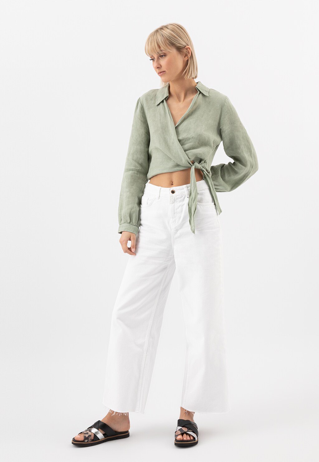 Czarne skórzane klapki damskie z ozdobionymi paskami 74057-51 Widok 7