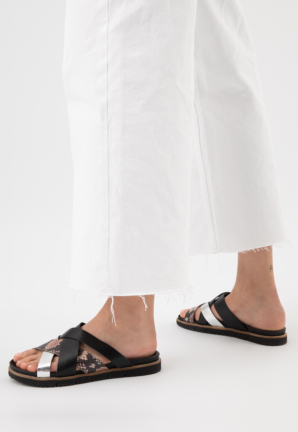 Czarne skórzane klapki damskie z ozdobionymi paskami 74057-51 Widok 8