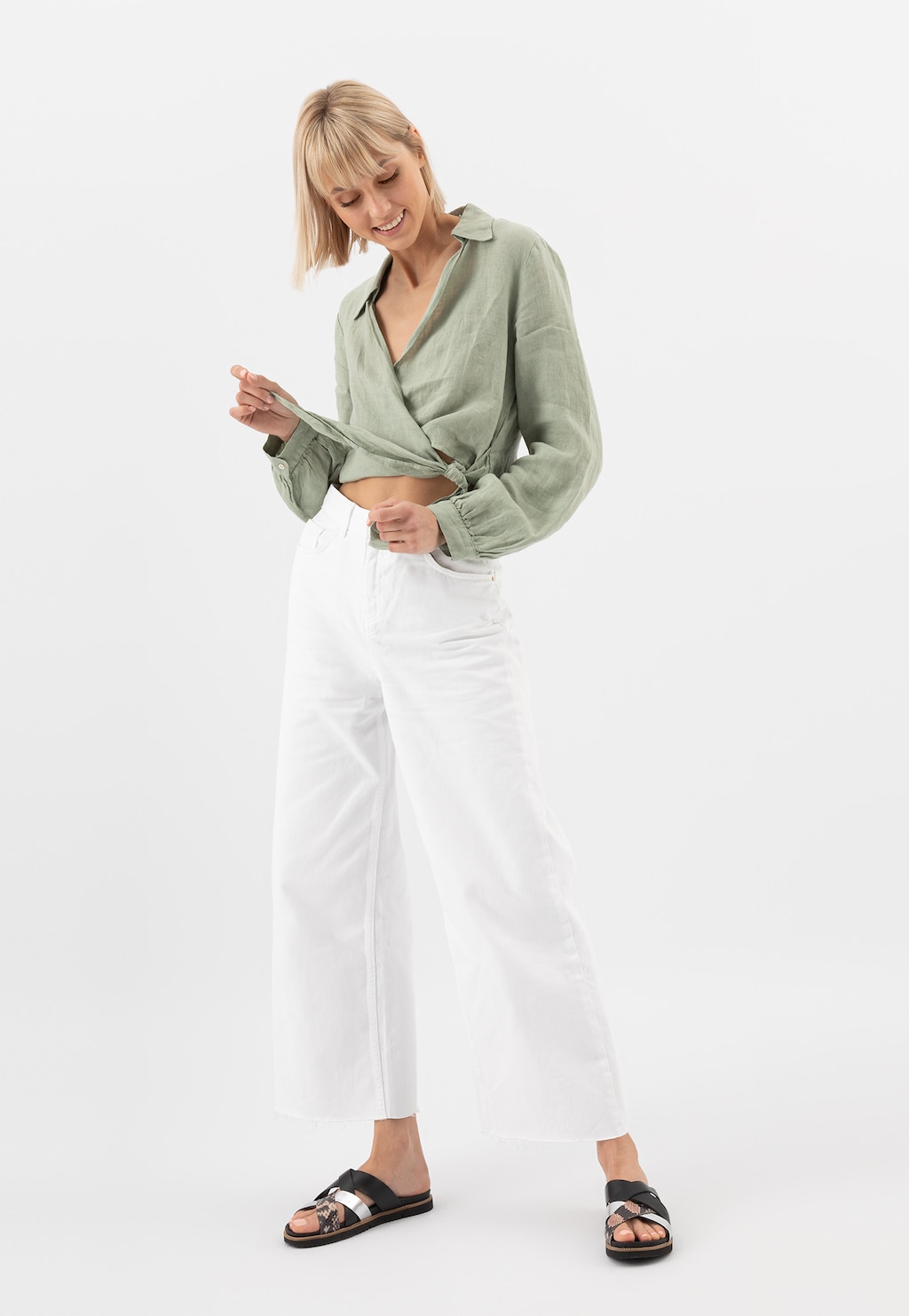 Czarne skórzane klapki damskie z ozdobionymi paskami 74057-51 Widok 1