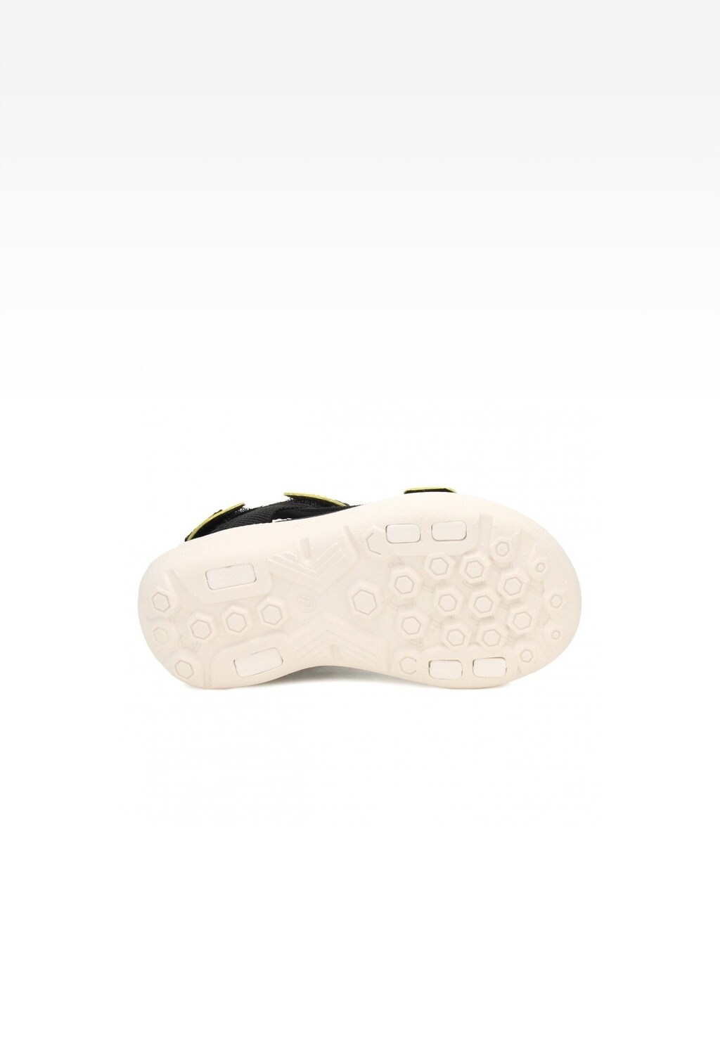 Widok od spodu sandałów dziewczęcych BARTEK 16054004 w kolorze czarno-żółtym, ukazujący jasną, gumową podeszwę z antypoślizgowym wzorem.