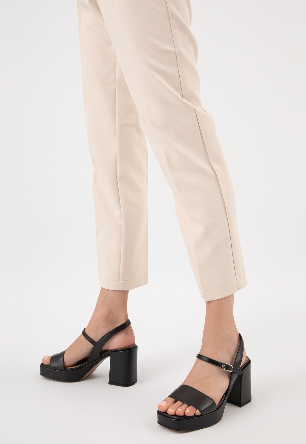 Czarne skórzane sandały damskie na słupku w stylu miejskim 76053-51 Widok 8