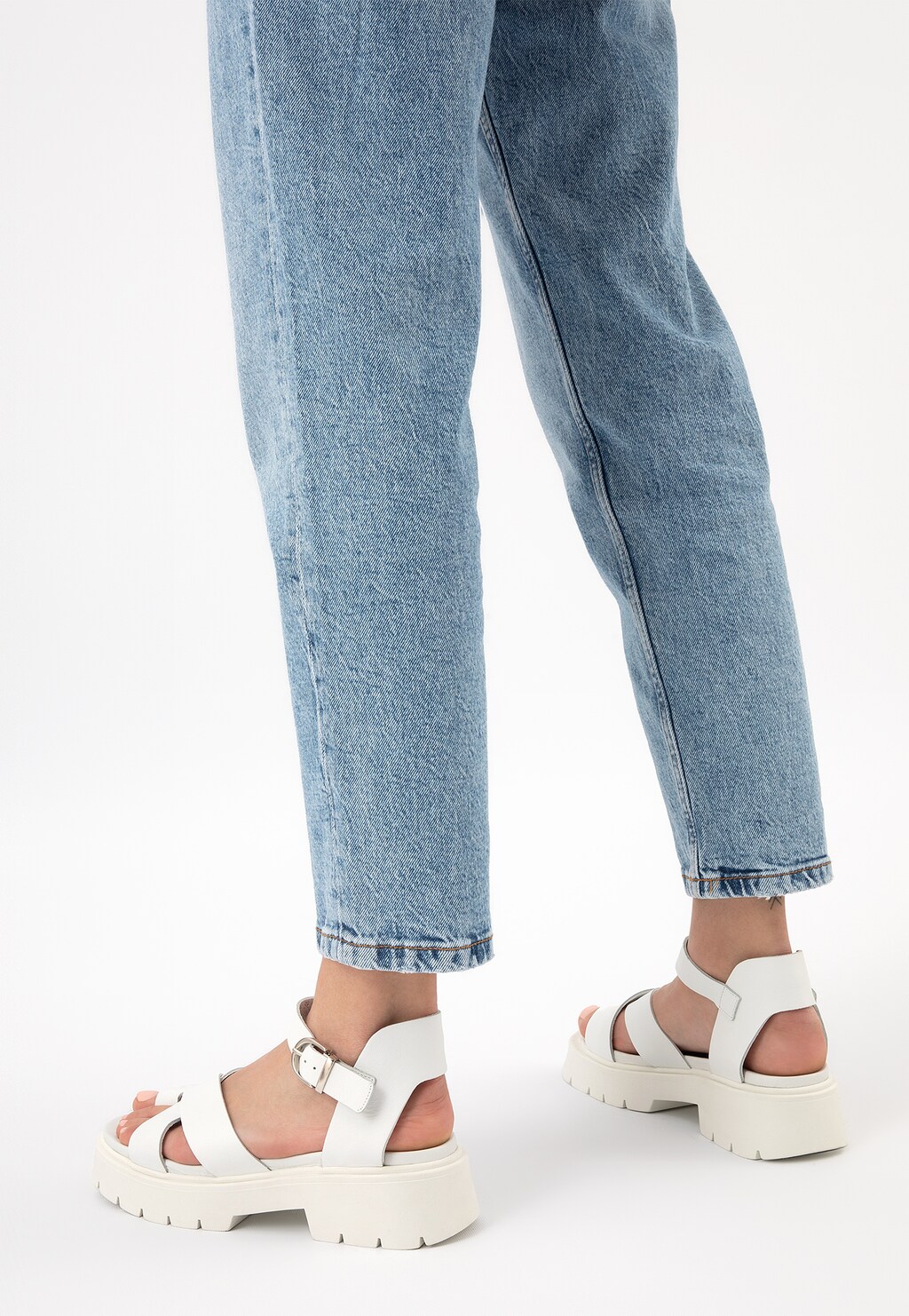 Białe masywne sandały damskie na platformie 76074-59 Widok 8