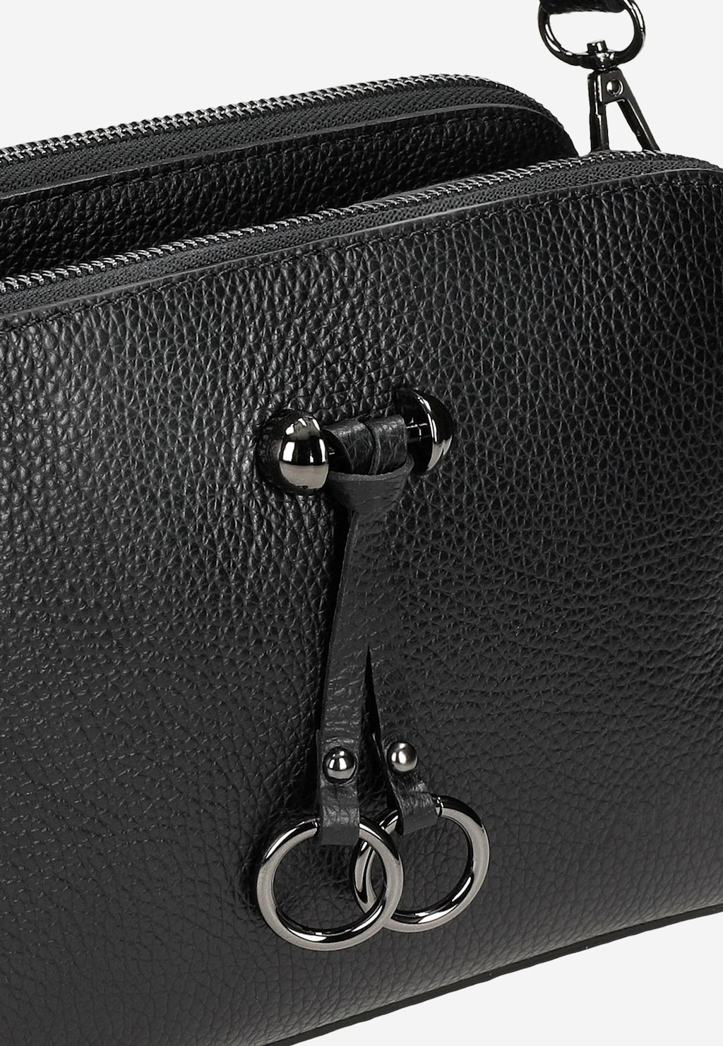 Elegancka czarna torebka damska Wojas 80310-51 ze skóry licowej z widocznym zamkiem błyskawicznym i metalowymi detalami, prezentująca teksturę skóry i ozdobne zawieszki.