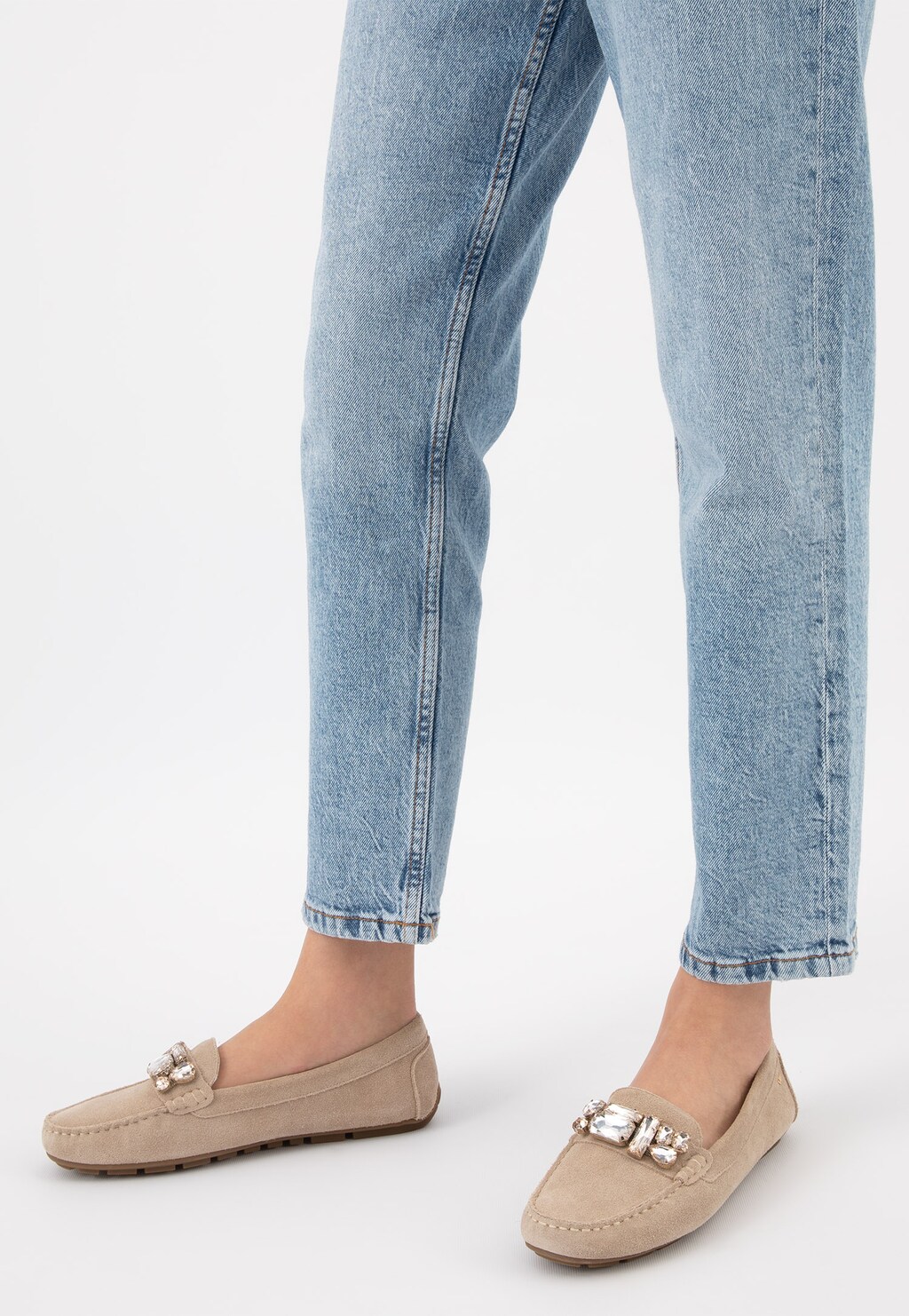 Beżowe mokasyny damskie Wojas 46208-64 z ozdobnymi kryształami na przodzie, noszone do jasnych jeansów, widok z boku prezentujący elegancki i komfortowy fason obuwia.