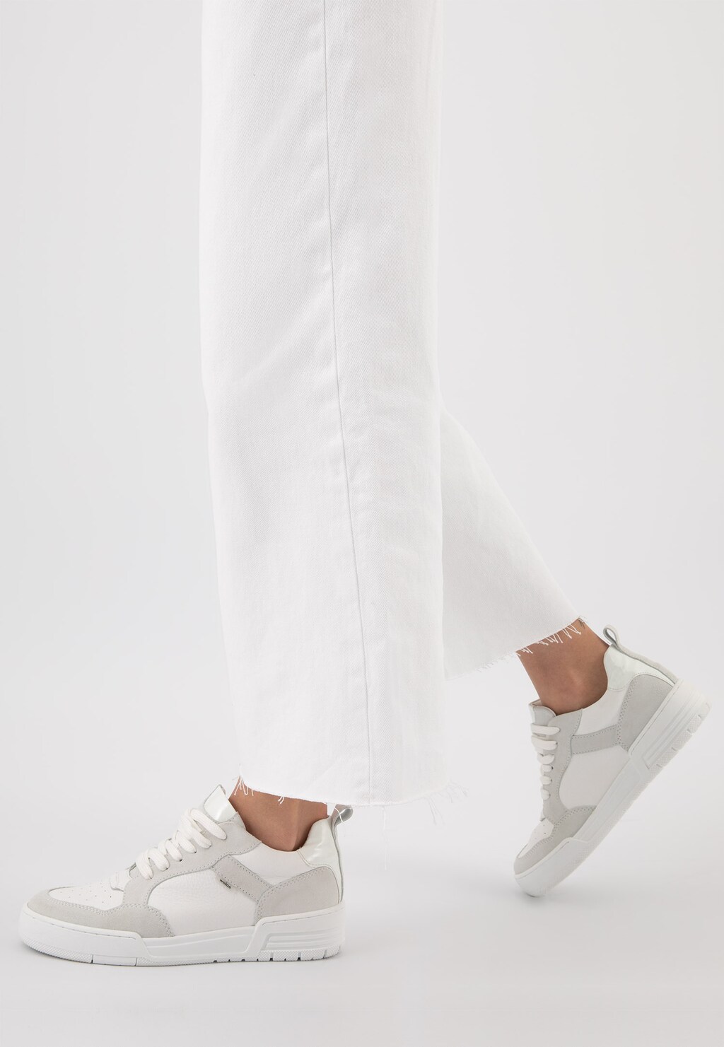 Białe trampki z szarymi elementami 46231-79 Widok 8