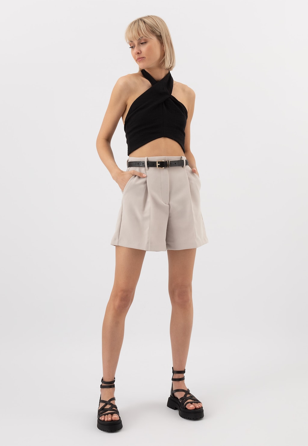 Eleganckie czarne sandały damskie Wojas 76128-51 na platformie, prezentowane przez modelkę w czarnym topie i beżowych szortach, widok z boku.