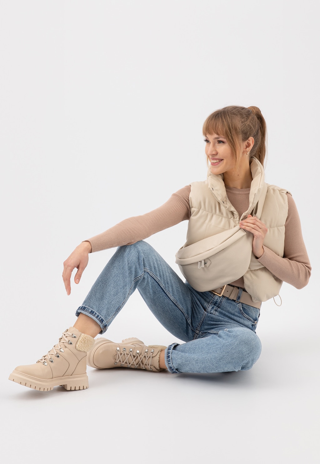 Stylová béžová dámská ledvinka z hladké kůže 80195-54 Widok 1