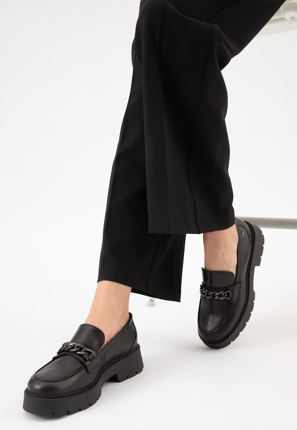 Černé kožené polobotky dámské s výraznou podrážkou 46112-51 Widok 8