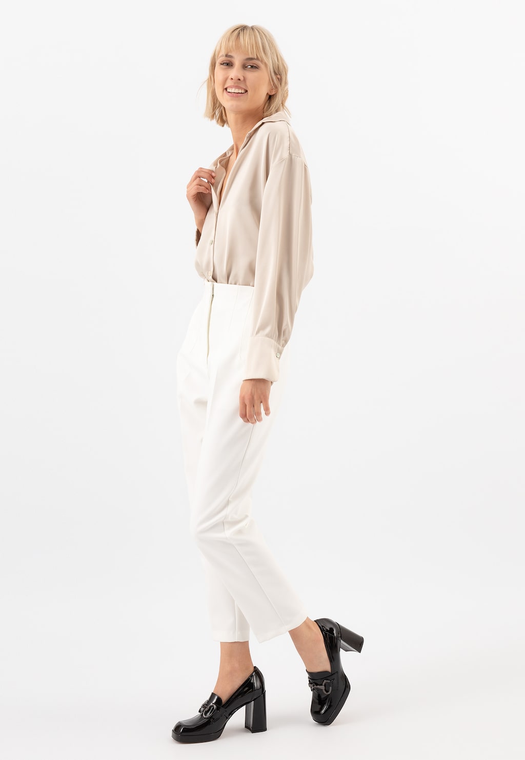 Eleganckie wysokie lakierowane mokasyny damskie Wojas 46216-31 na masywnym słupku, idealne uzupełnienie stylizacji z jasnymi spodniami i delikatną bluzką.