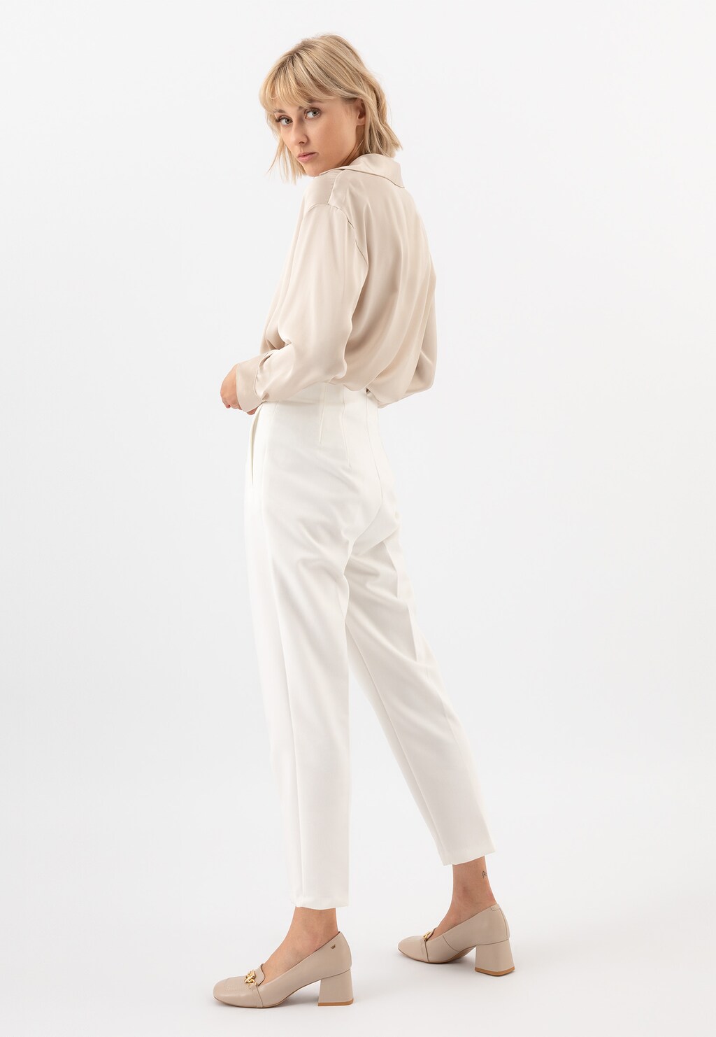 Béžové dámske poltopánky na nižšom podpätku 46237-54 Widok 1