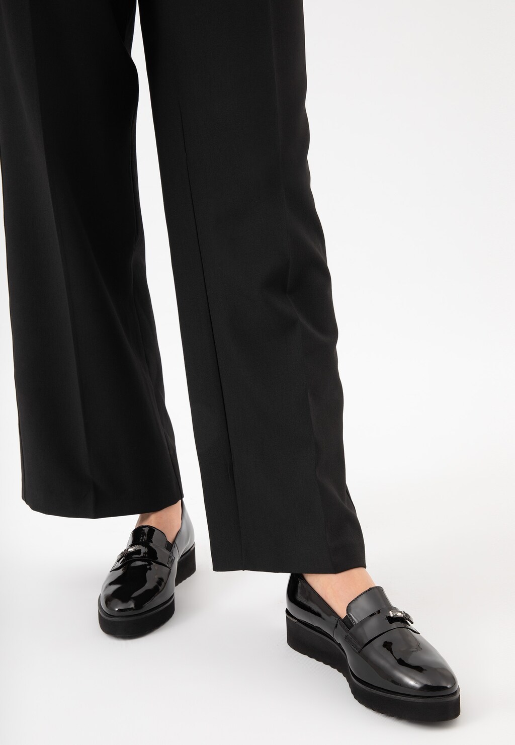 Czarne loafersy damskie ze skóry lakierowanej 46103-31 Widok 7