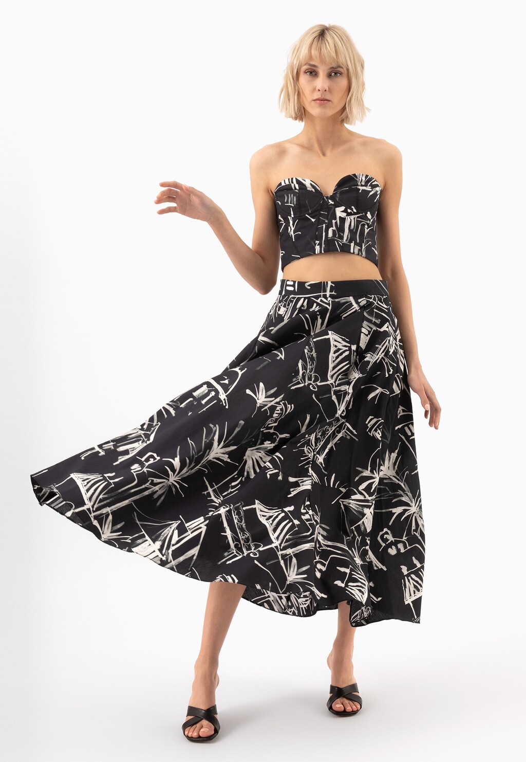 Czarne skórzane klapki na obcasie z krzyżującymi się paskami 74101-51 Widok 7