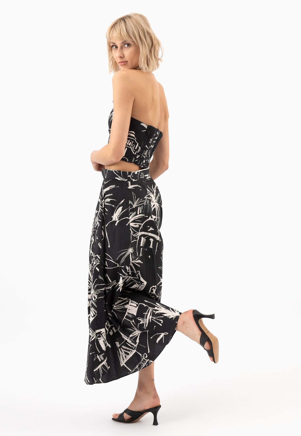 Czarne skórzane klapki na obcasie z krzyżującymi się paskami 74101-51 Widok 9