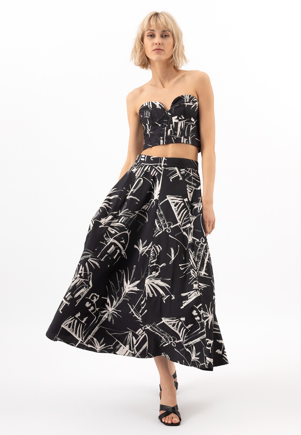 Czarne skórzane klapki na obcasie z krzyżującymi się paskami 74101-51 Widok 1