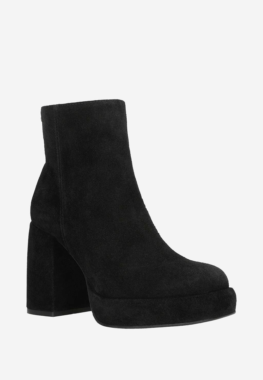 Czarne botki Wojas model 55202-61 z dwoiny welurowej na stabilnym słupku i podwyższonej platformie, widok z boku ukazujący elegancki profil obuwia damskiego.