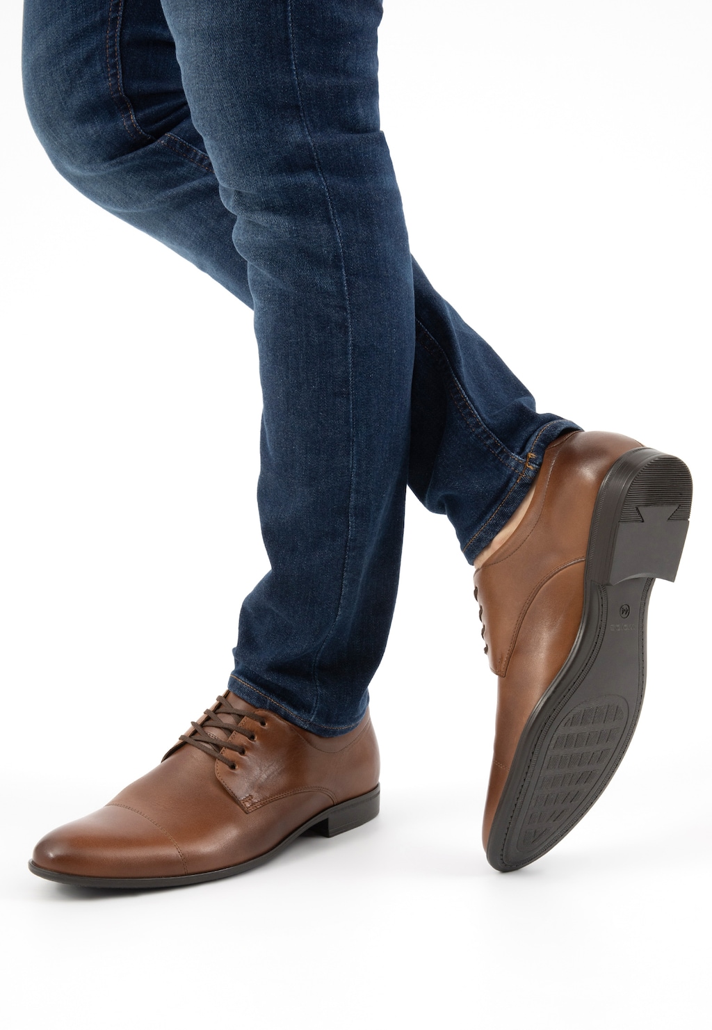 Brązowe eleganckie półbuty męskie Wojas model 9036-52 prezentowane na nogach w granatowych jeansach, widok od przodu i podeszwy, wykonane ze skóry naturalnej.