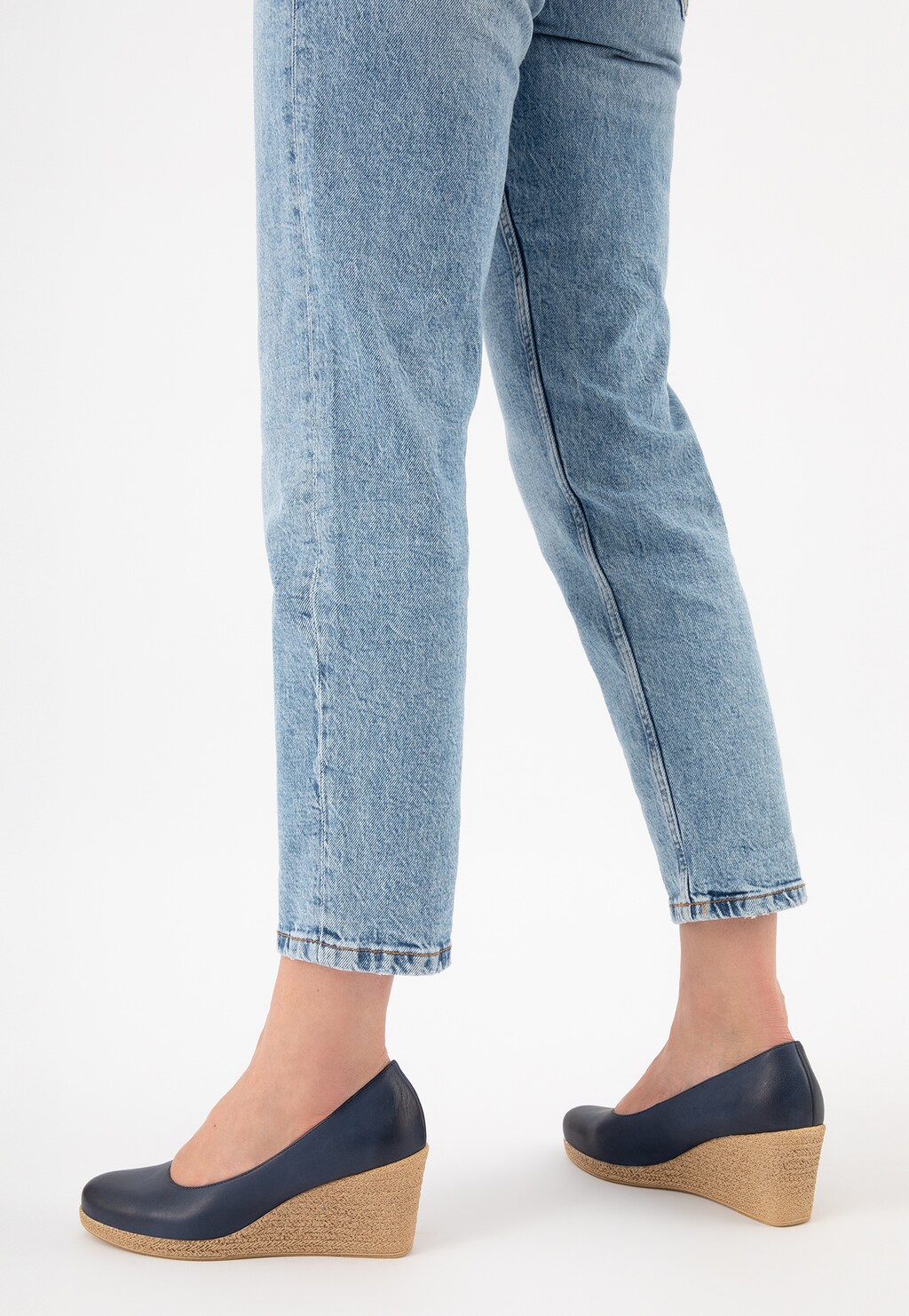 Tmavomodré lodičky na kline potešia očko každej dámy 35077-56 Widok 9