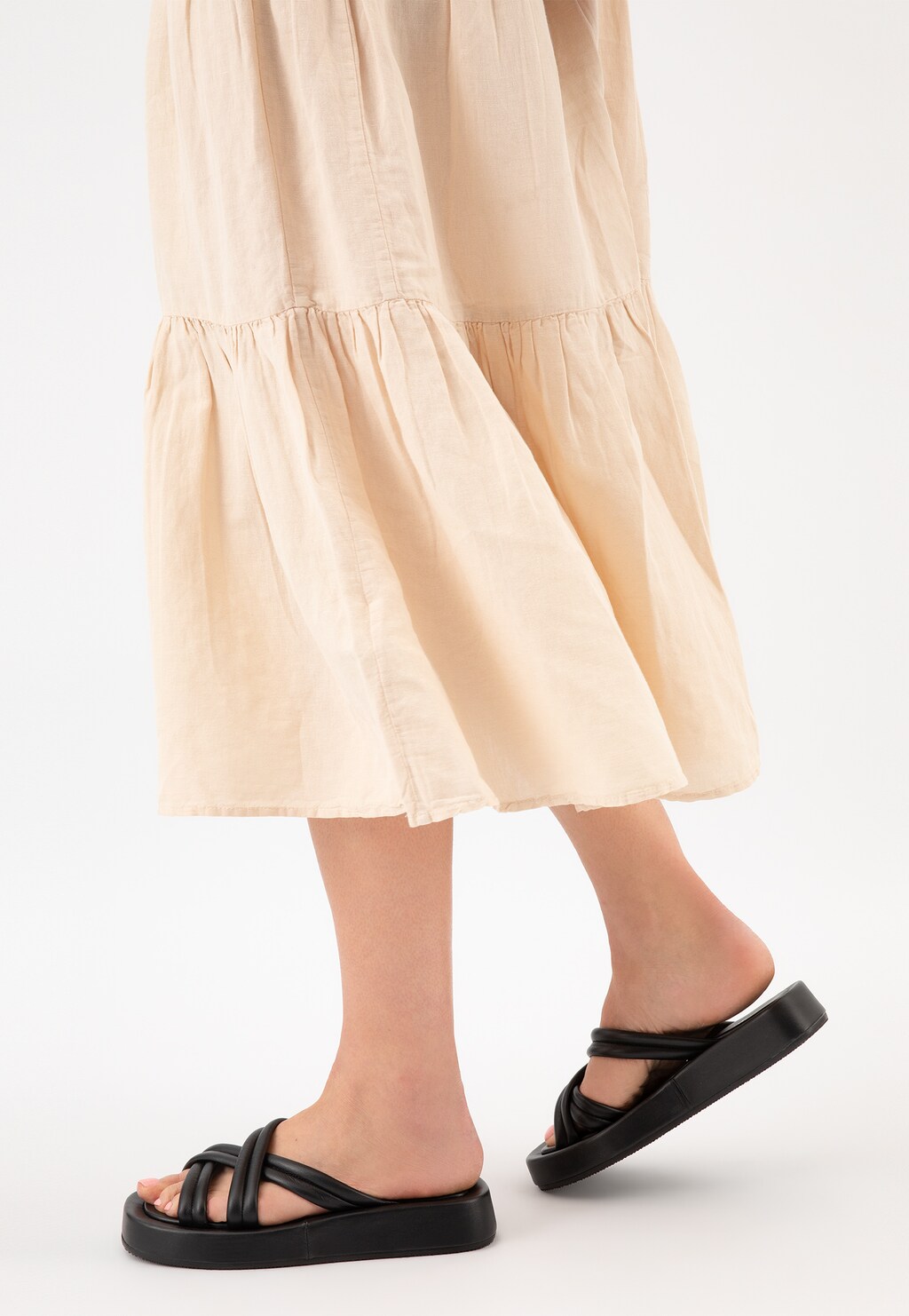 Czarne klapki damskie na płaskiej platformie 74058-51 Widok 8