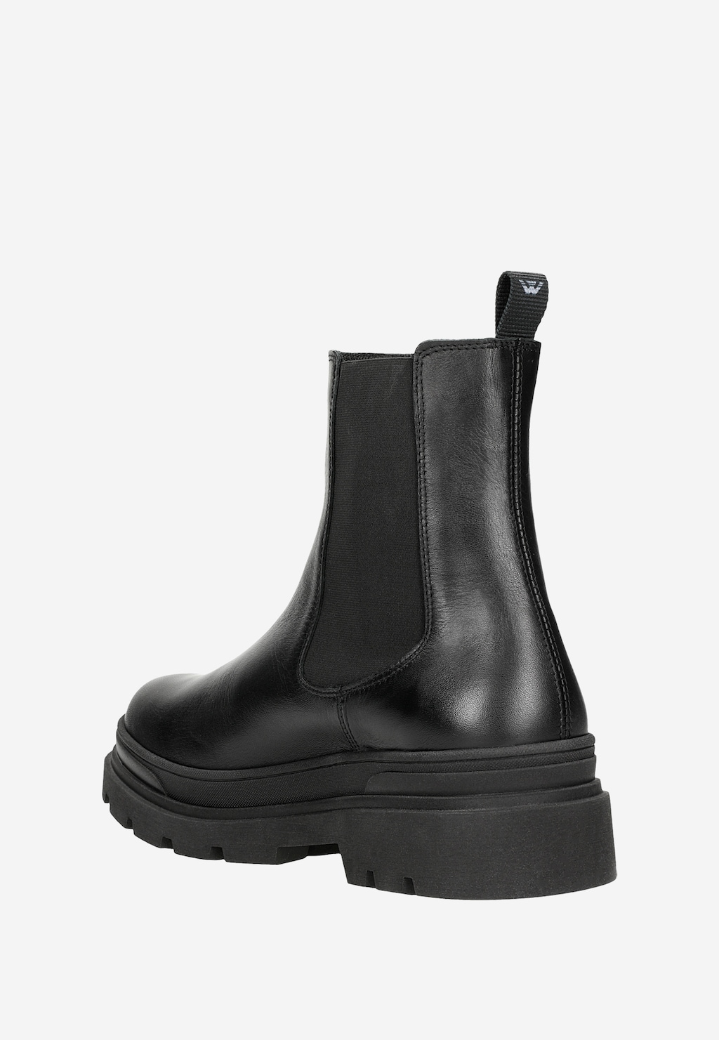 Czarne, skórzane sztyblety męskie Wojas model 20013-51 widoczne z boku, z elastyczną wstawką, charakterystyczną pętlą z logo W i masywną, profilowaną podeszwą.