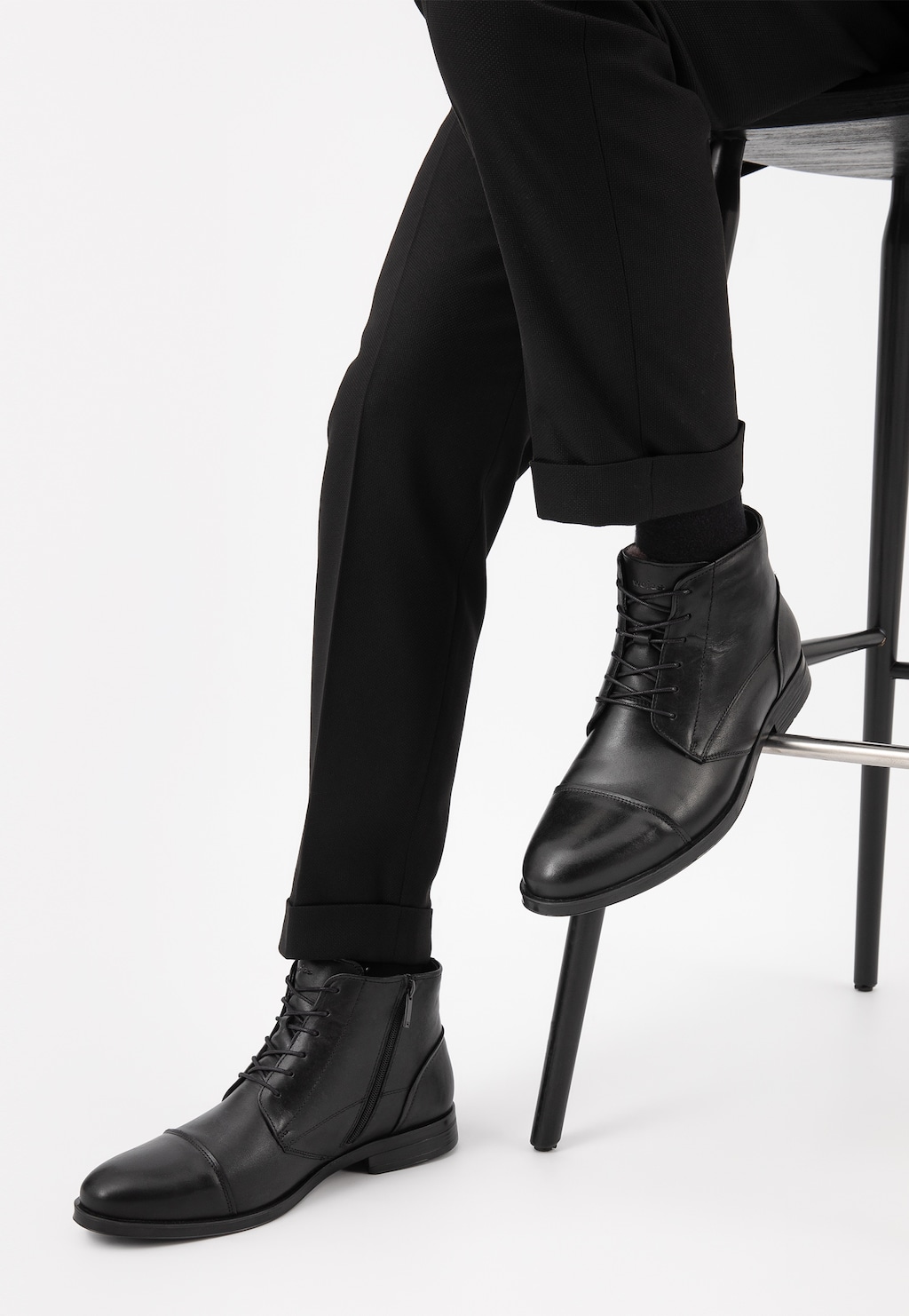 Minimalistyczne czarne trzewiki męskie ze skóry licowej 24041-51 Widok 8