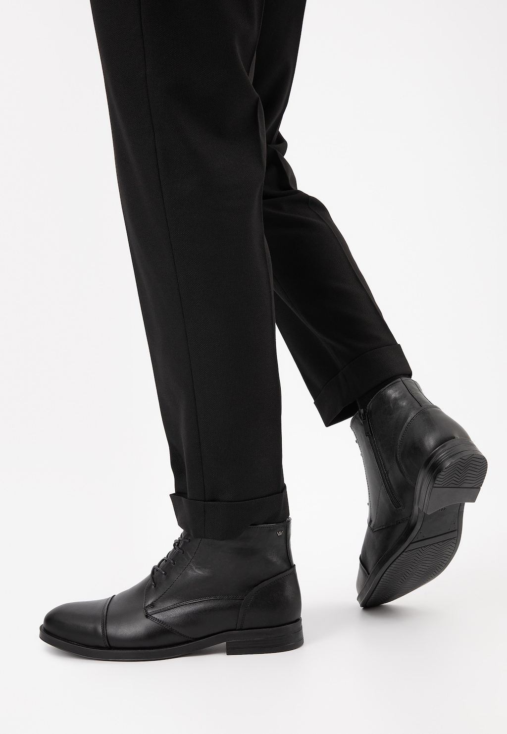 Minimalistyczne czarne trzewiki męskie ze skóry licowej 24041-51 Widok 9