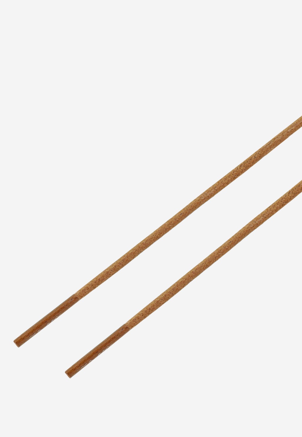 Brązowe sznurowadła woskowane Wojas o długości 70cm, model 99502-03, ukazane z góry w pozycji poziomej. Eleganckie wykończenie idealne do butów formalnych.