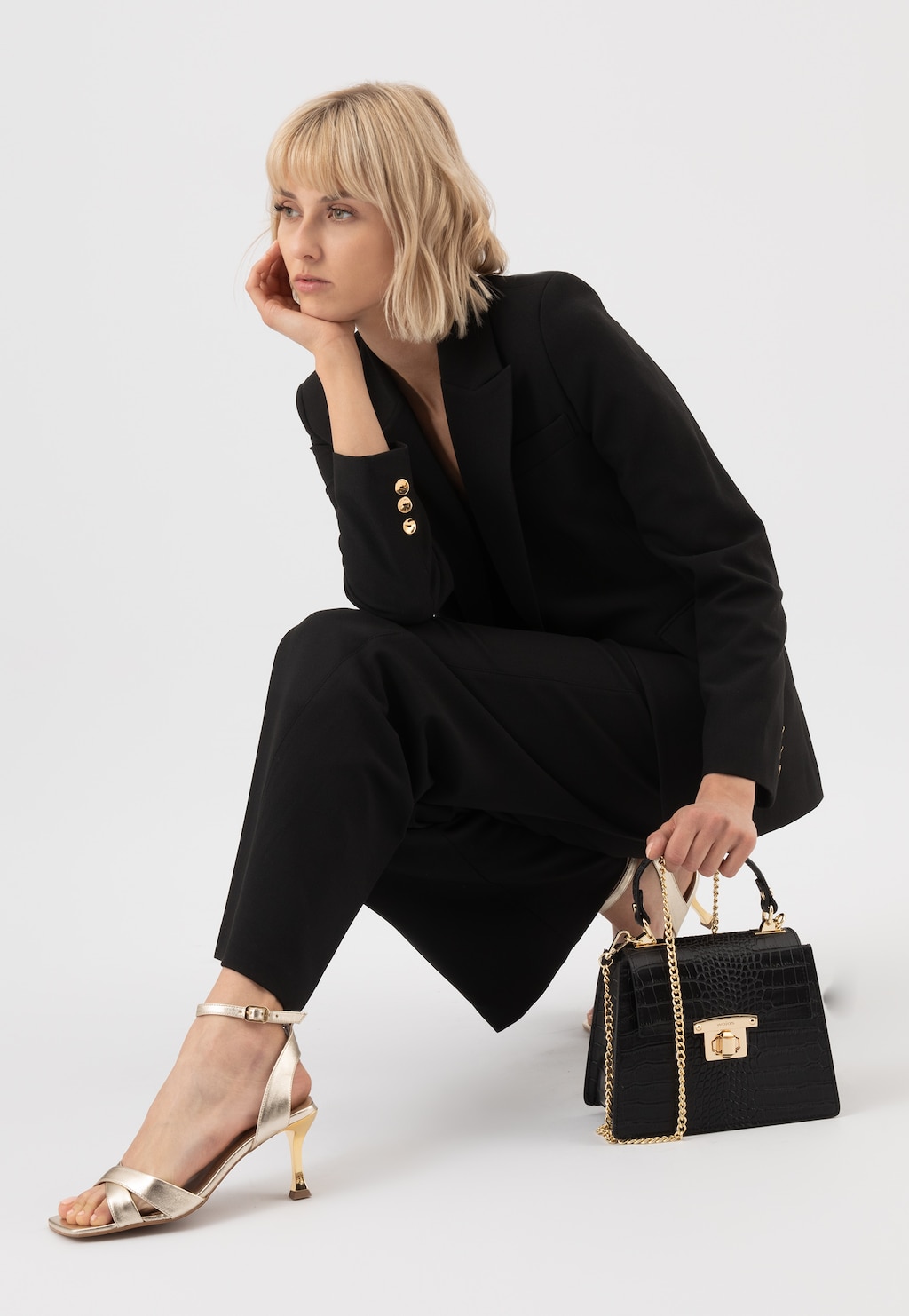 Czarny elegancki kuferek ze złotymi akcentami 80340-51 Widok 1