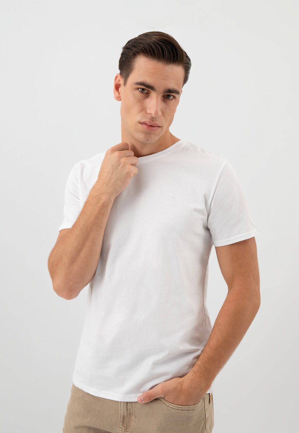 Biała koszulka męska w serek 98004-89 Widok 2