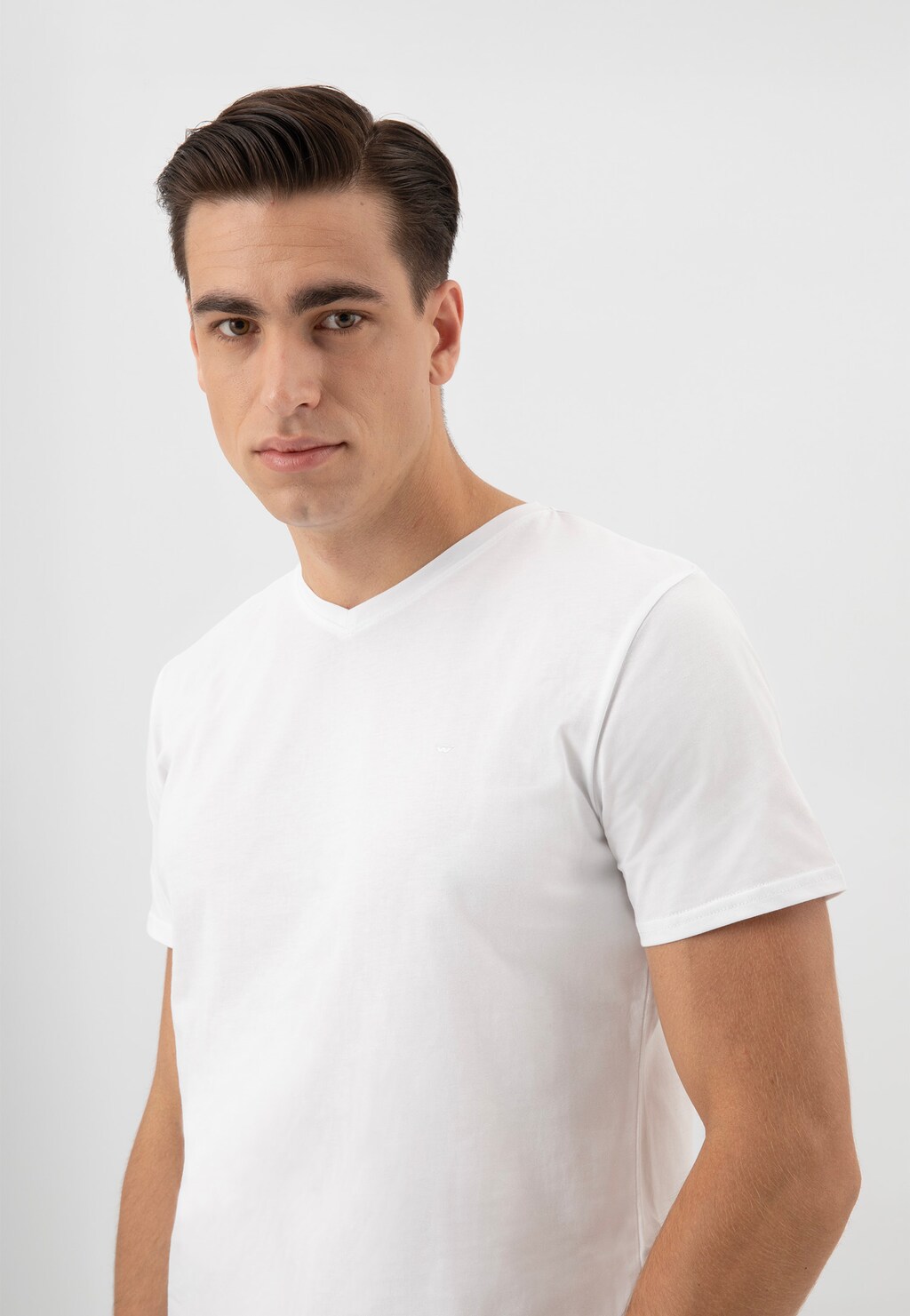 Biała koszulka męska w serek 98004-89 Widok 3