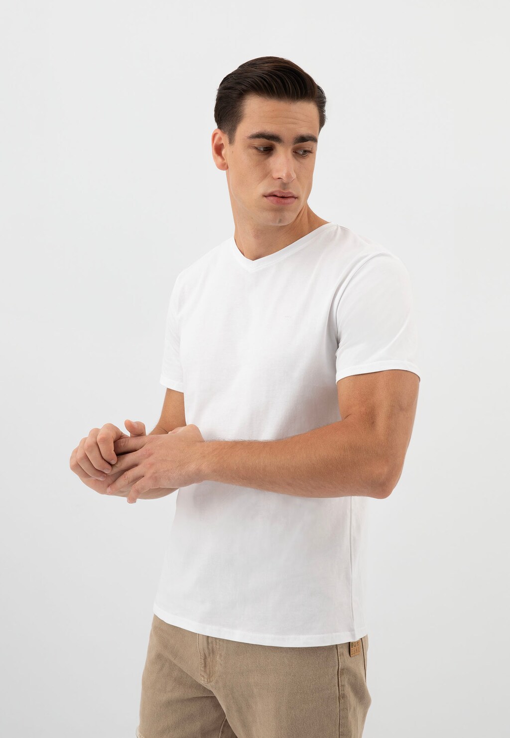 Biała koszulka męska w serek 98004-89 Widok 4