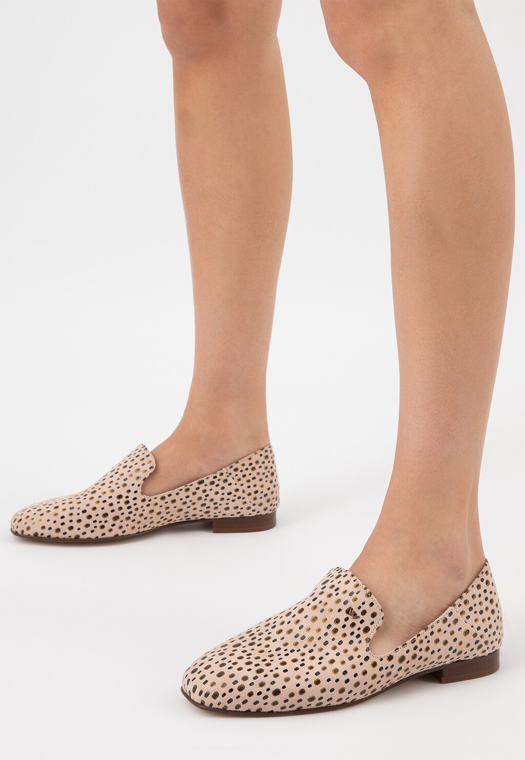 Kolorowe lordsy damskie Wojas 45006-63 w beżowym kolorze z ozdobnym czarnym printem w groszki, prezentowane na nogach modelki.