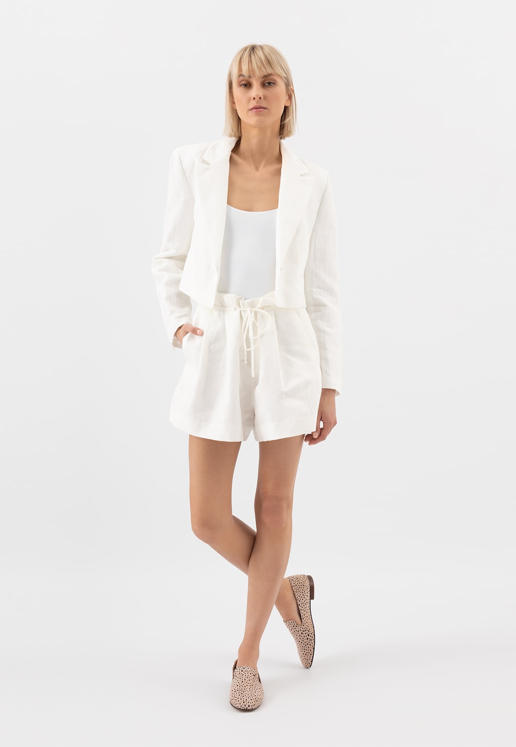 Elegancki biały strój z marynarką i szortami, uzupełniony kolorowymi lordsami Wojas 45006-63 w ozdobny print, idealnie podkreślającymi stylizację.