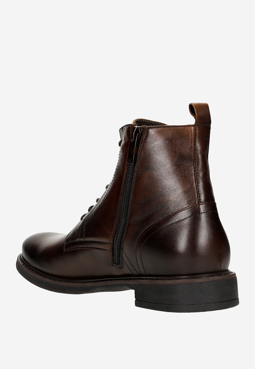 Brązowe skórzane trzewiki męskie Wojas model 24052-52 z bocznym zamkiem, widoczne z boku. Eleganckie buty zimowe z ociepleniem na czarnej podeszwie.