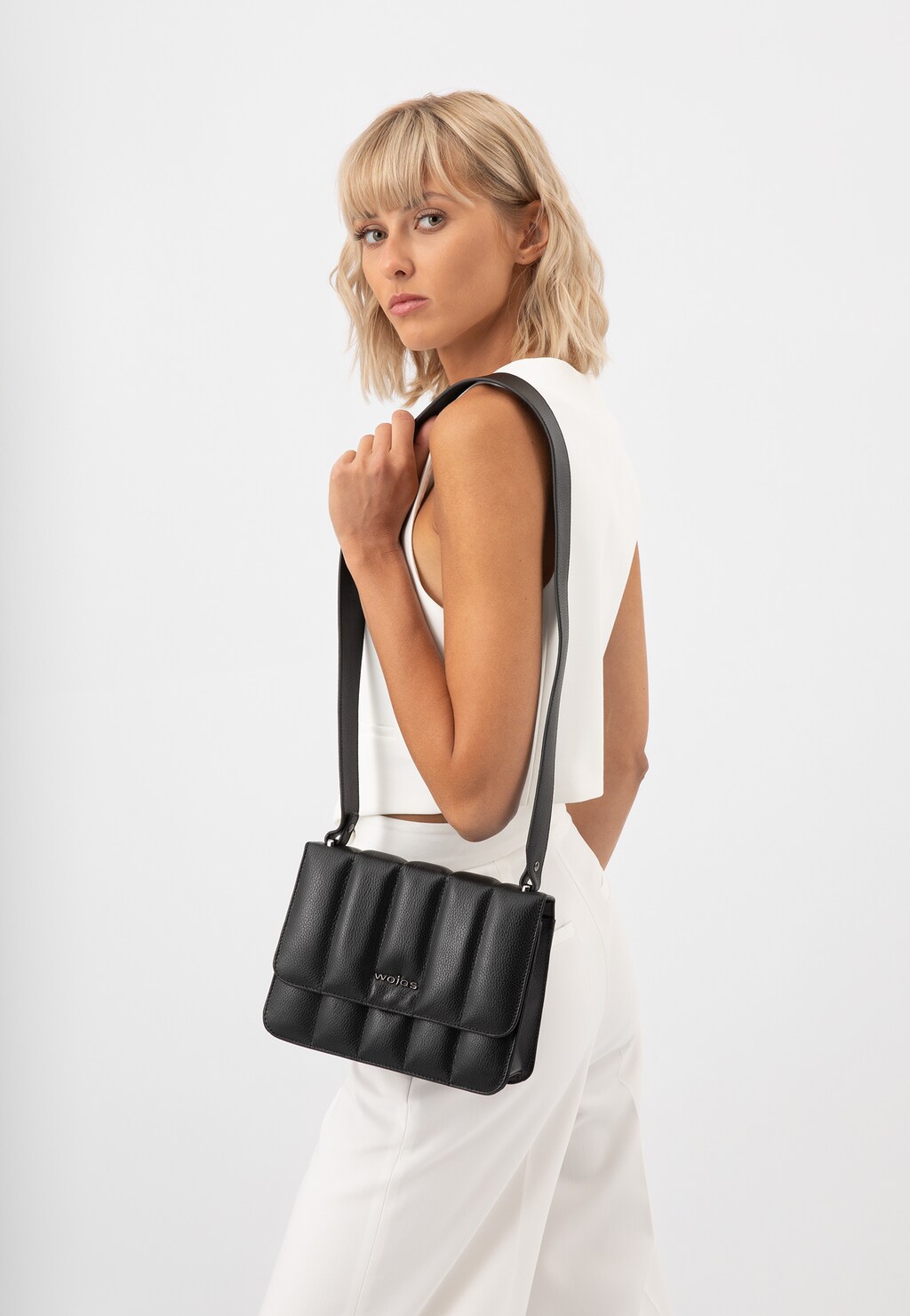 Malá čierna kabelka v netradičnom dizajne z kvalitnej kože 80344-51 Widok 1