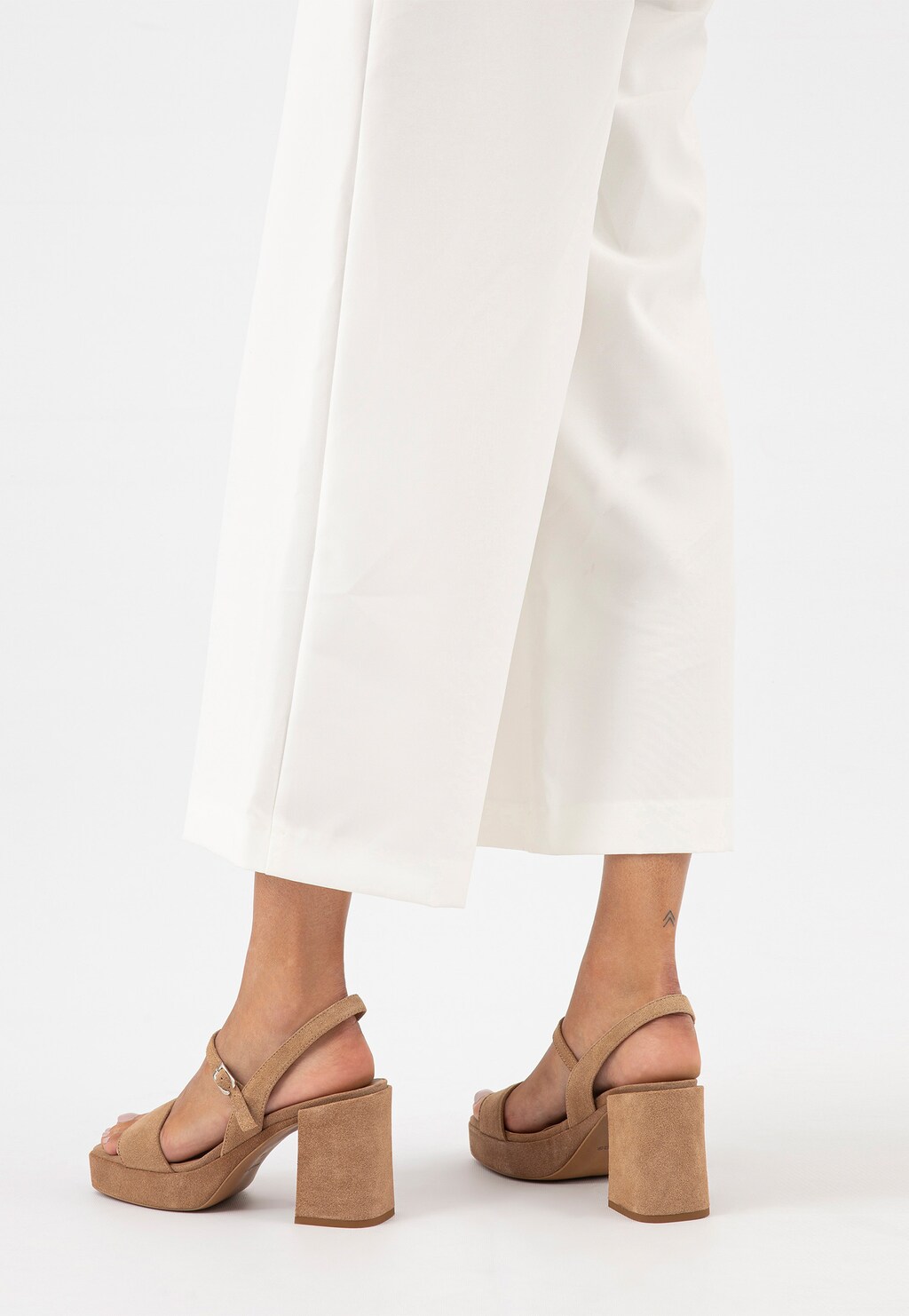 Béžové sandále na podpätku z velúrovej kože 76053-64 Widok 9
