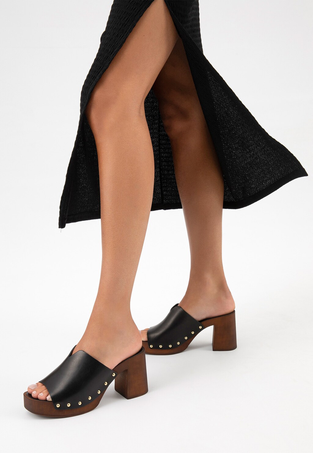 Czarne wysokie klapki damskie na brązowej podeszwie 74118-51 Widok 8