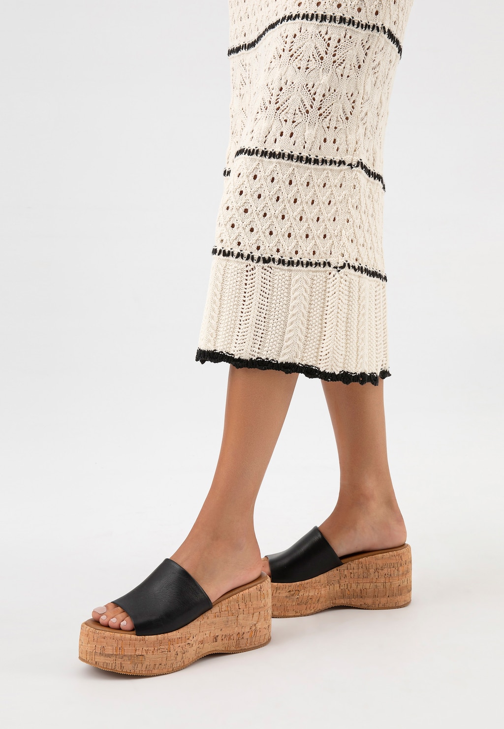 Czarne klapki na wysokiej platformie z korka 74117-51 Widok 8