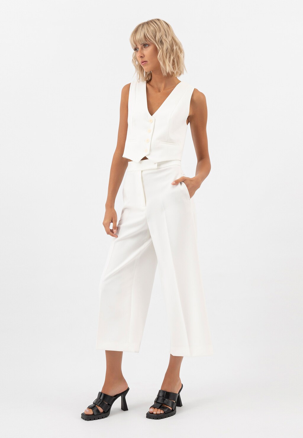 Čierne šľapky na opätku s ozdobnou podrážkou 74100-51 Widok 7