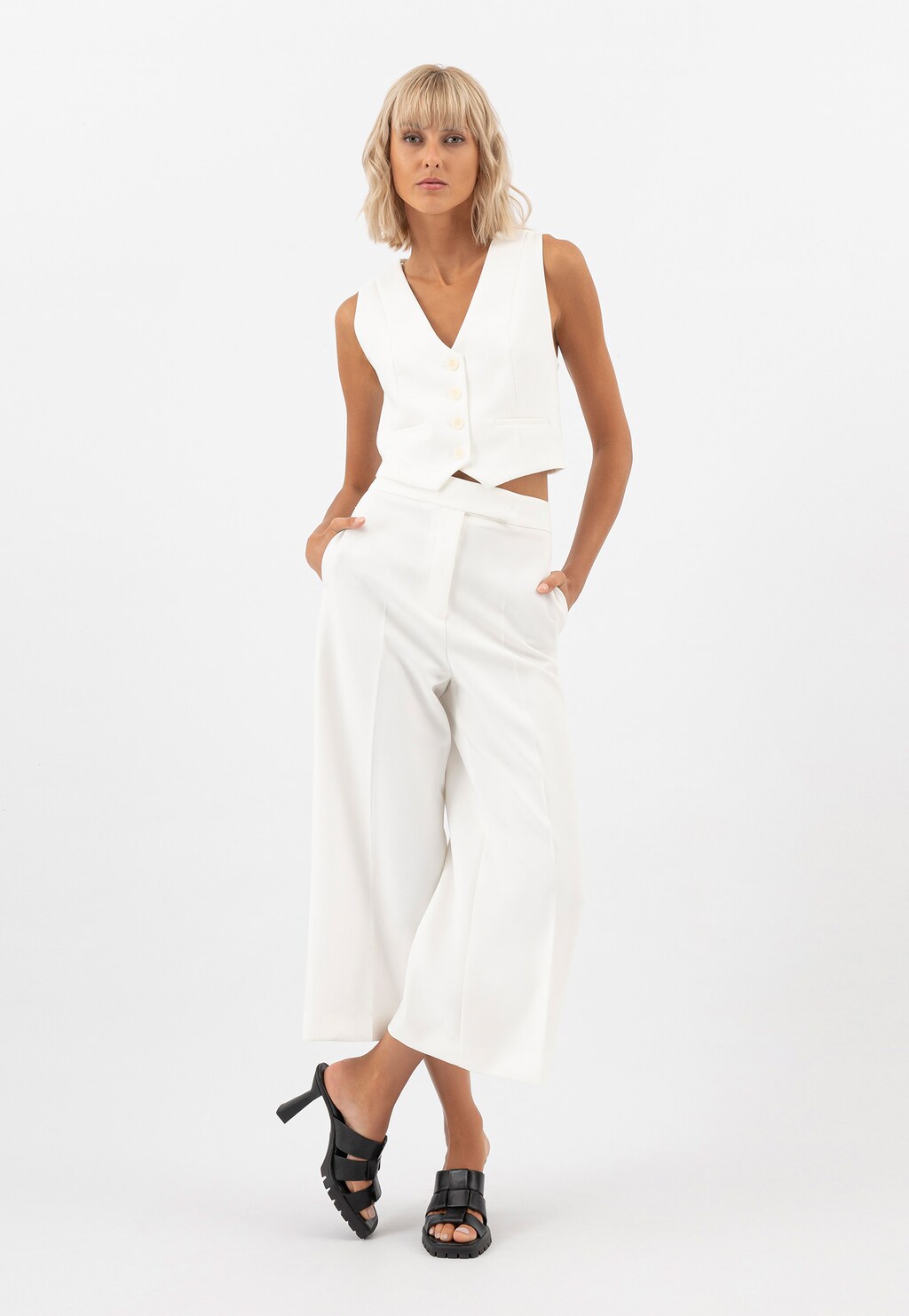 Čierne šľapky na opätku s ozdobnou podrážkou 74100-51 Widok 1