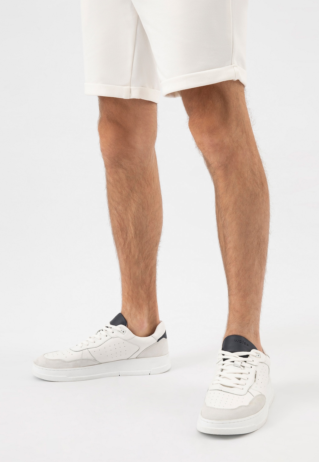 Białe trampki męskie z granatowymi i szarymi wstawkami 10141-79 Widok 8