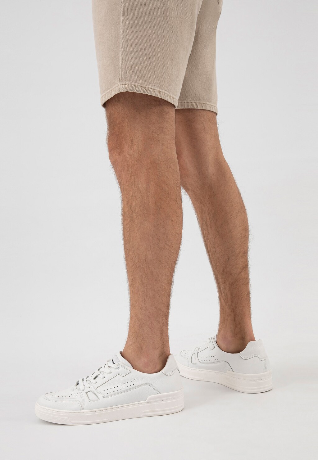 Białe trampki męskie ze skóry licowej 10131-59 Widok 9