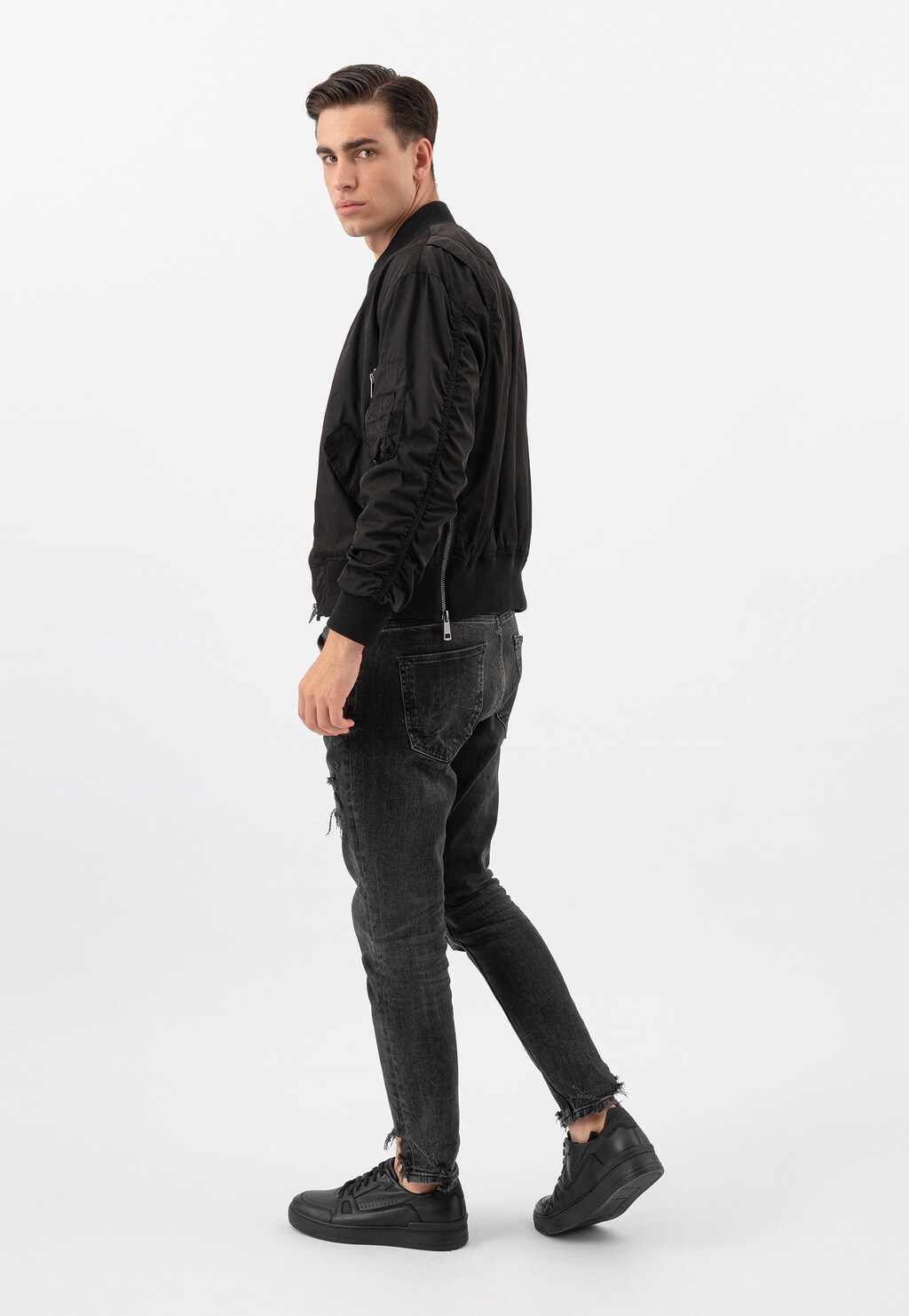 Czarne niskie trampki męskie ze skóry licowej 10131-51 Widok 1