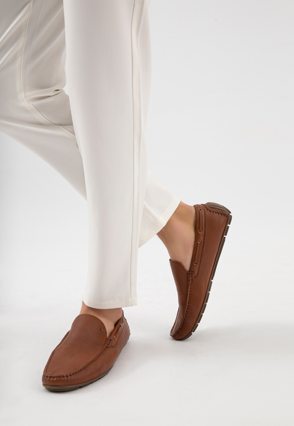 Brązowe ażurowe mokasyny męskie ze skóry licowej 10047-53 Widok 8