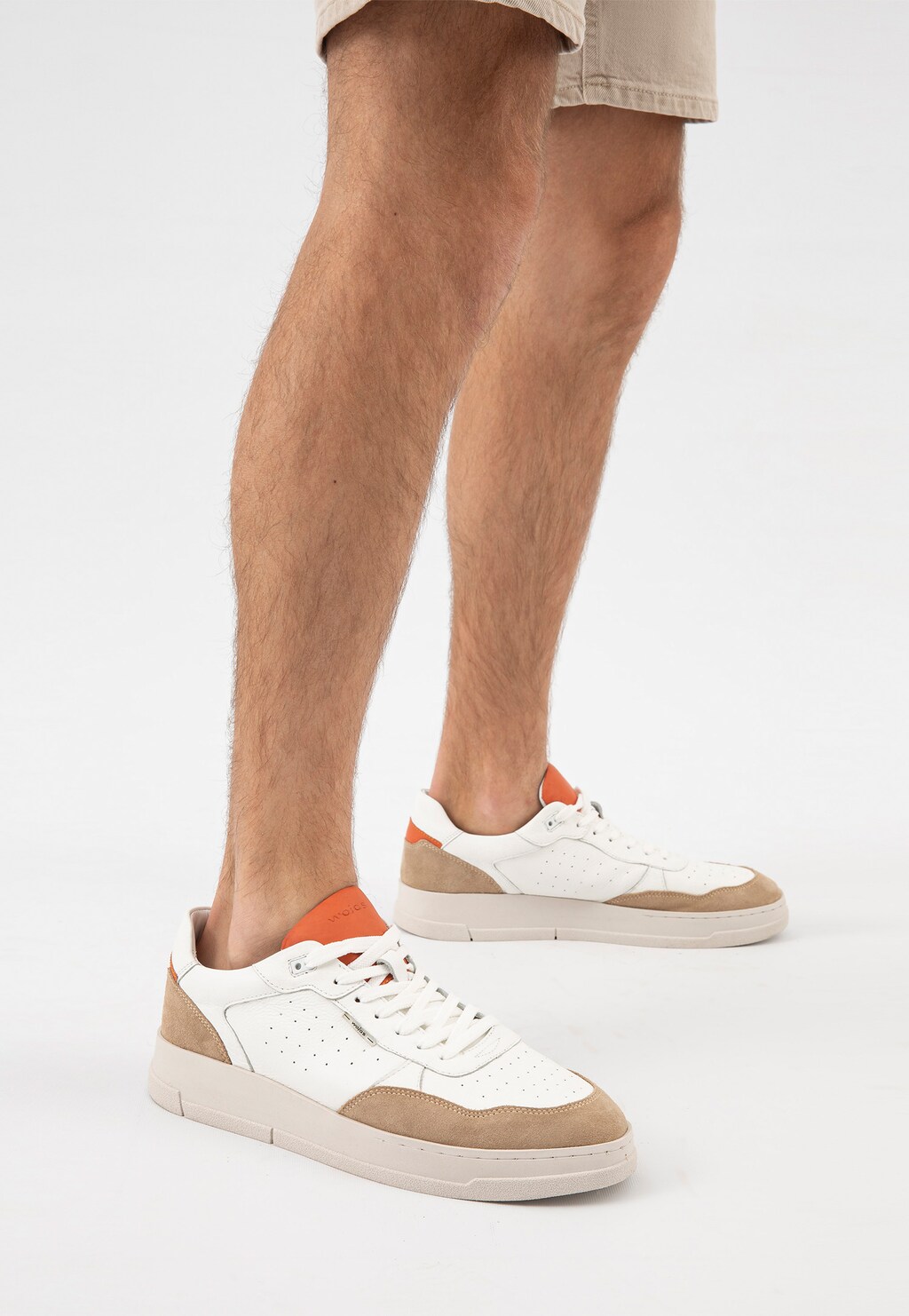 Białe trampki męskie ze skóry naturalnej z pomarańczowymi akcentami 10141-70 Widok 7