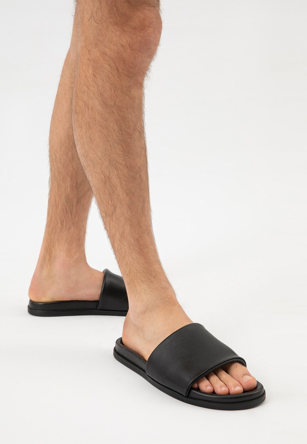 Czarne klapki męskie skórzane z pojedynczym paskiem 32011-51 Widok 7