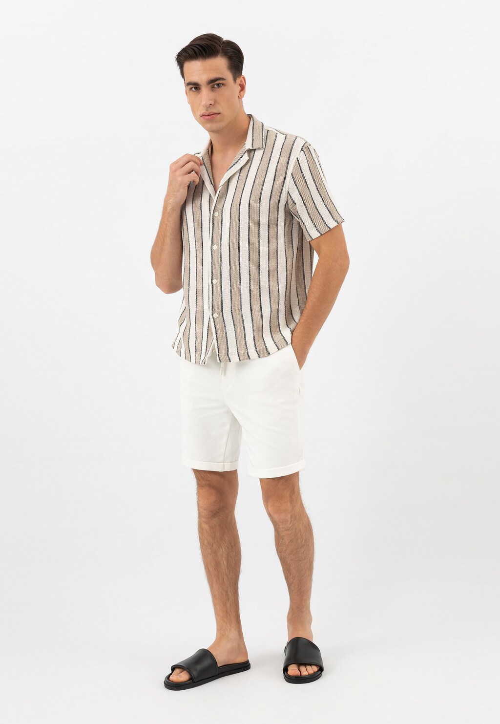 Czarne klapki męskie skórzane z pojedynczym paskiem 32011-51 Widok 1