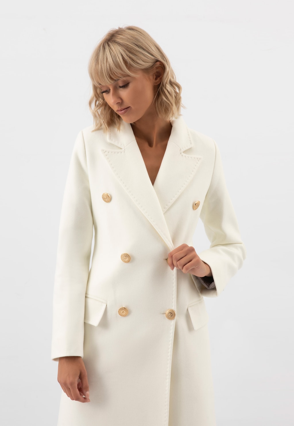 RELAKS płaszcz w kolorze ecru ze złotymi guzikami R99021-49 Widok 2