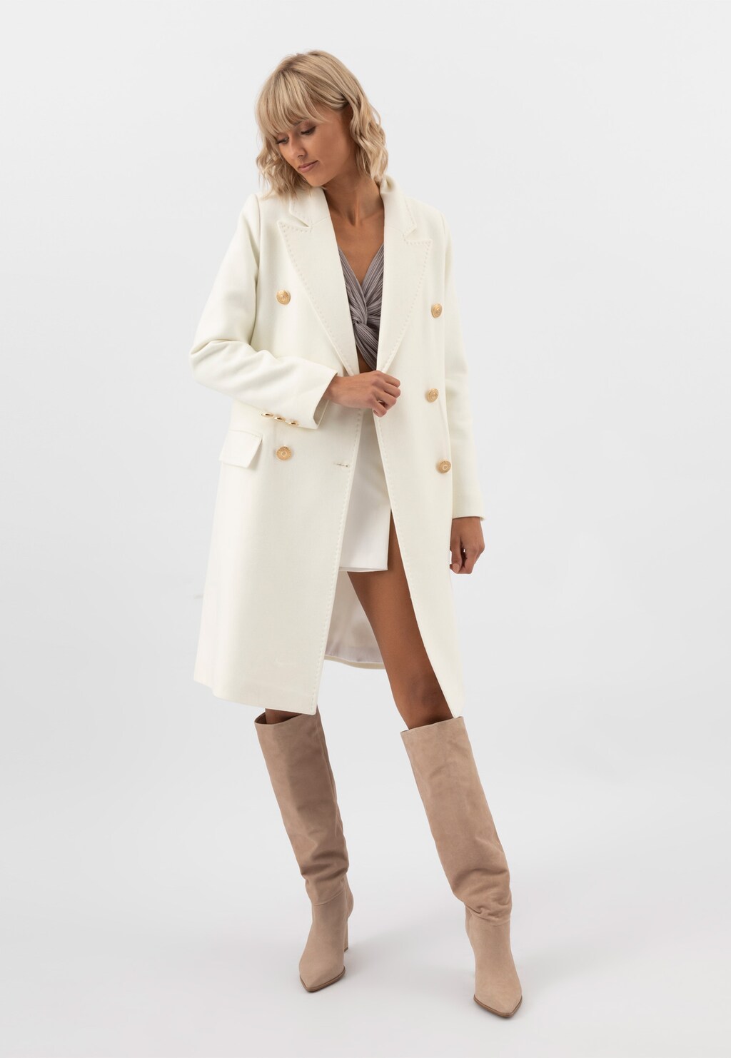 RELAKS płaszcz w kolorze ecru ze złotymi guzikami R99021-49 Widok 3