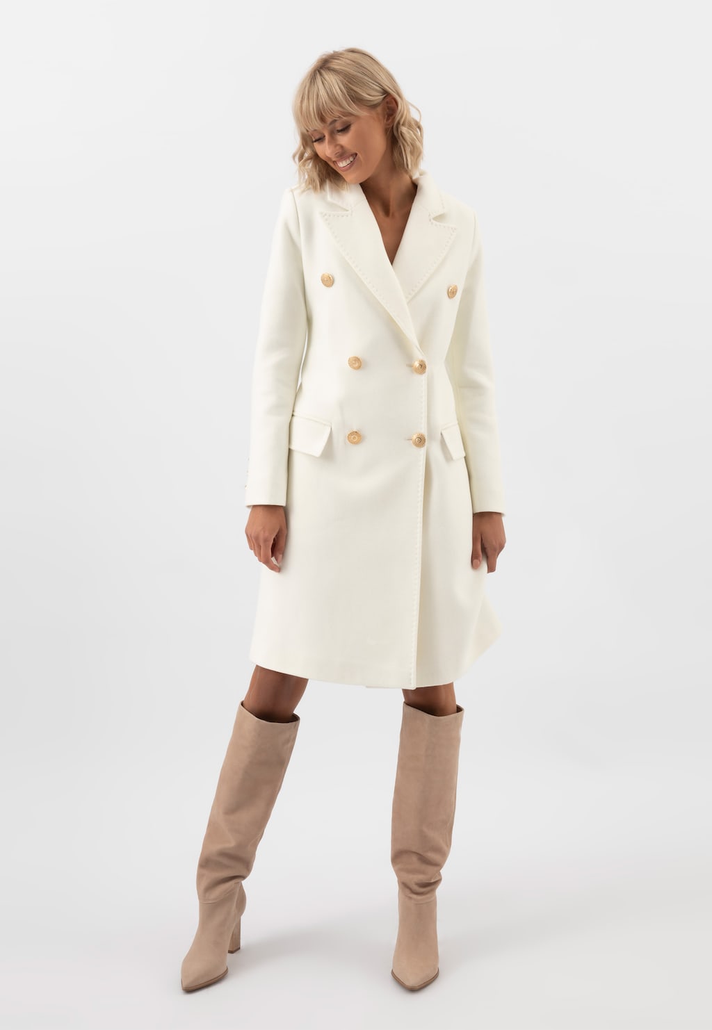 RELAKS płaszcz w kolorze ecru ze złotymi guzikami R99021-49 Widok 5